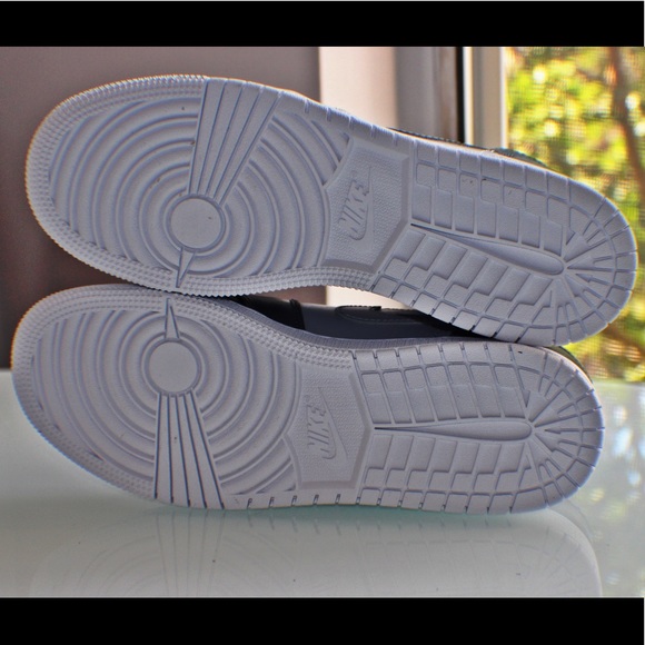 New Women’s Air Jordan 1 Retro ‘Metallic Purple’ - Picture 7 of 8